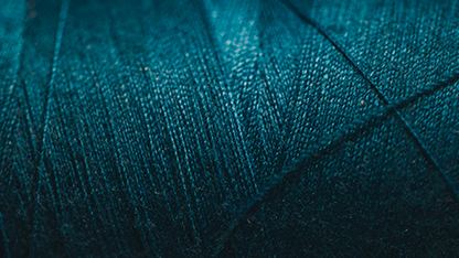 Bobine de fil bleu canard