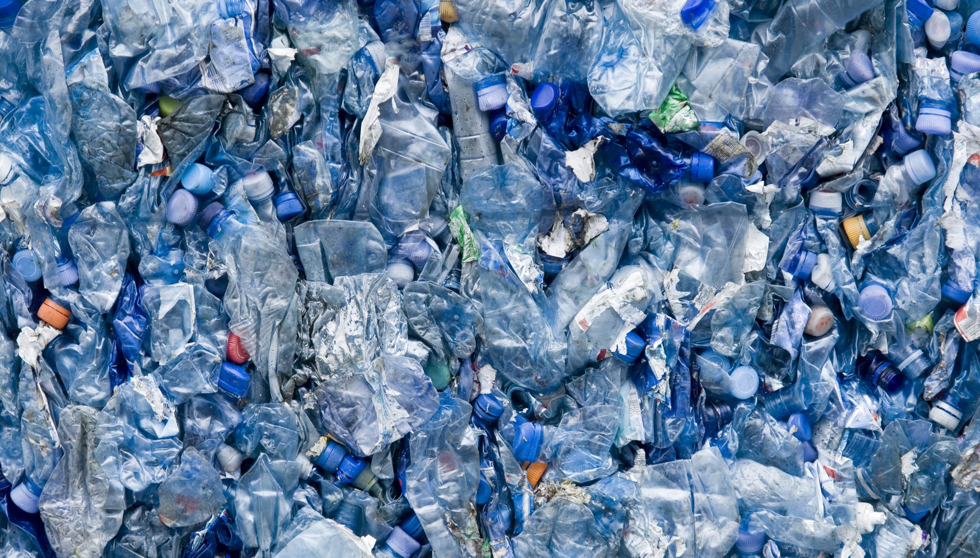 Un tas de déchets en plastique bleu