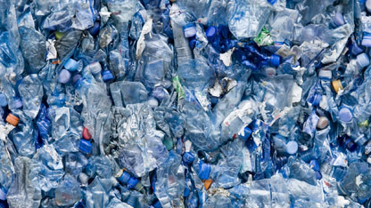 Un tas de déchets en plastique bleu