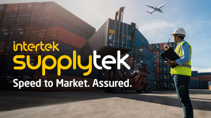 Homme avec gilet de sécurité et casque surveillant le transfert d'un conteneur de fret